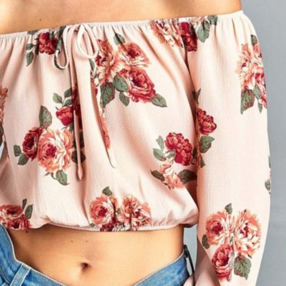 ❗️One Left❗️NWT Off shoulder floral crop top - Picture 3 of 4